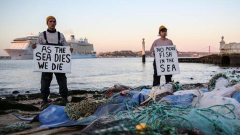 Zwei Aktivisten der NGO "Ocean Rebellion" protestieren vor Eröffnung der UNO-Ozeankonferenz