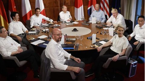 Die G7-Staaten und wichtige Vertreter der EU am runden Tisch in Elmau