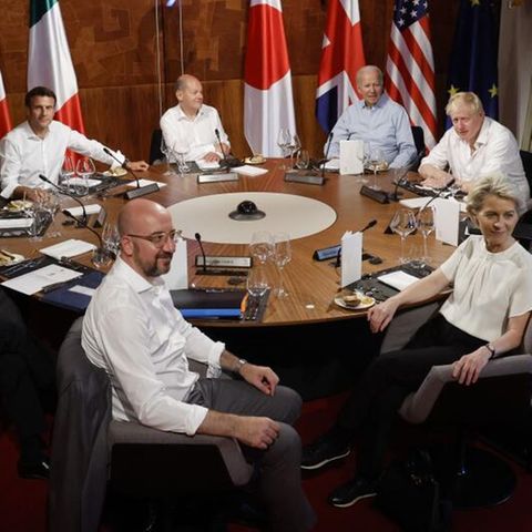 Die G7-Staaten und wichtige Vertreter der EU am runden Tisch in Elmau