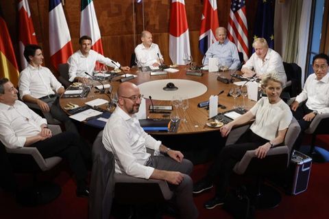 Die G7-Staaten und wichtige Vertreter der EU am runden Tisch in Elmau