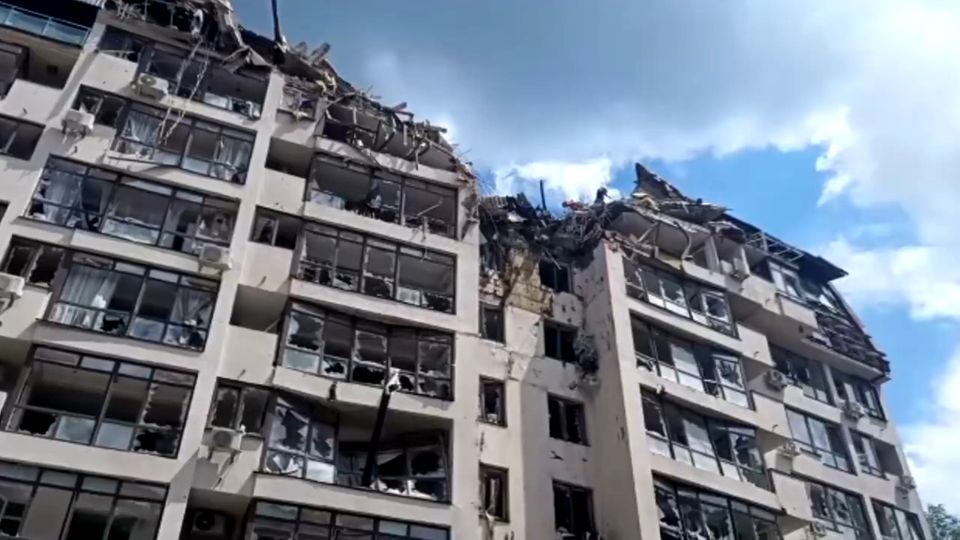 Raketenangriff auf Kiew: Retter befreien eine schwer verletzte Ukrainerin aus den Trümmern eines Wohnhauses