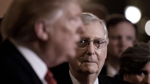 Mitch McConnell schaut auf Donald Trump (schemenhaft)