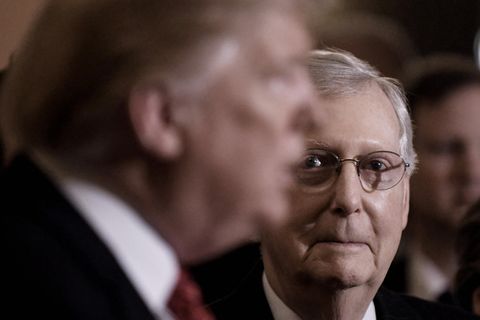 Mitch McConnell schaut auf Donald Trump (schemenhaft)