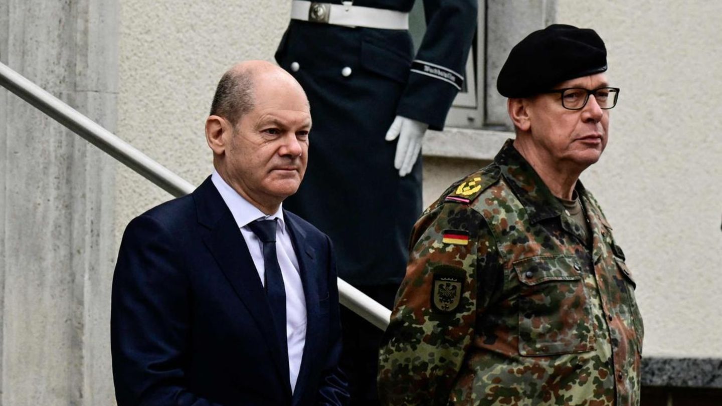 Bundeskanzler besucht das Einsatzführungskommando in Schwielowsee. Rechts neben ihm steht Generalleutant Bernd Schütt.