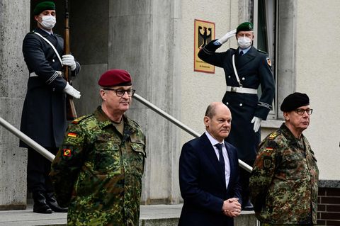 Bundeskanzler besucht das Einsatzführungskommando in Schwielowsee. Rechts neben ihm steht Generalleutant Bernd Schütt.
