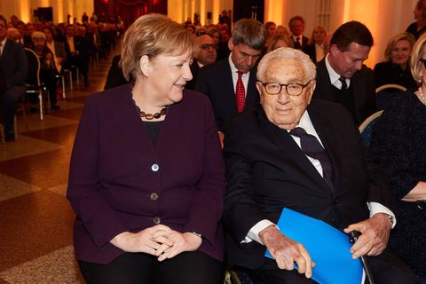 Kissinger mit Angela Merkel bei einer Preisverleihung