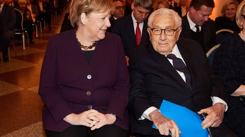 Kissinger mit Angela Merkel bei einer Preisverleihung