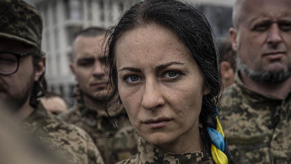Krieg zwischen Ukraine und Russland: Eine Soldatin trauert bei einer Soldaten-Beisetzung