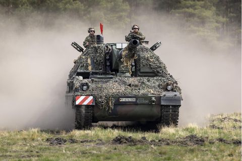 Eine Bundeswehr-Übung mit der Panzerhaubitze 2000 Panzerhaubitze 2000.