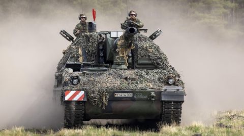 Eine Bundeswehr-Übung mit der Panzerhaubitze 2000 Panzerhaubitze 2000.