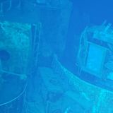 Teile der Brücke und eine Flugabwehrkanone.