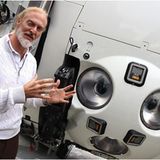 Victor Vescovo vor dem Tiefensonar.