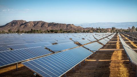 Die Umstellung von fossilen auf erneuerbare Energien besteht aus unzähligen Projekten. Sie alle müssen finanziert werden.