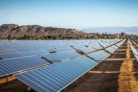 Die Umstellung von fossilen auf erneuerbare Energien besteht aus unzähligen Projekten. Sie alle müssen finanziert werden.