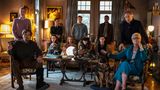 Wenn die Shows, Talksendungen und Serien in die Sommerpause gehen, läuft die ARD in der Regel zu Hochform auf: Dann schlägt die Stunde der Cineasten. In der Reihe SommerKino zeigt das Erste ab sofort immer Montags zur besten Sendezeit hochfertige Filme. Los geht's um 20.15 Uhr mit dem Film "Knives Out – Mord ist Familiensache", einem der großen Kinoerfolge des Jahres 2019. Erzählt wird eine Krimi im Stile von Agatha Christie, Daniel Craig spielt den Privatdetektiv Benoit Blanc in bester Hercule-Poirot-Tradition - der am Schluss vor der versammelten Familie des Toten die Auflösung des Mordfalls präsentiert. Der Film ist mit Ana de Armas, Christopher Plummer, Jamie Lee Curtis, Don Johnson und Toni Collette hochrangig besetzt und weist unzählige überraschende Wendungen auf.   Die ARD zeigt "Knives Out – Mord ist Familiensache" am Montag, 27. Juni, um 20.15 Uhr