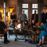 Wenn die Shows, Talksendungen und Serien in die Sommerpause gehen, läuft die ARD in der Regel zu Hochform auf: Dann schlägt die Stunde der Cineasten. In der Reihe SommerKino zeigt das Erste ab sofort immer Montags zur besten Sendezeit hochfertige Filme. Los geht's um 20.15 Uhr mit dem Film "Knives Out – Mord ist Familiensache", einem der großen Kinoerfolge des Jahres 2019. Erzählt wird eine Krimi im Stile von Agatha Christie, Daniel Craig spielt den Privatdetektiv Benoit Blanc in bester Hercule-Poirot-Tradition - der am Schluss vor der versammelten Familie des Toten die Auflösung des Mordfalls präsentiert. Der Film ist mit Ana de Armas, Christopher Plummer, Jamie Lee Curtis, Don Johnson und Toni Collette hochrangig besetzt und weist unzählige überraschende Wendungen auf.   Die ARD zeigt "Knives Out – Mord ist Familiensache" am Montag, 27. Juni, um 20.15 Uhr