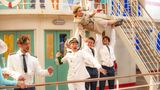 Das gleichnamige Musical feierte 2007 in Hamburg Premiere und lief seither in zahlreichen Städten und Ländern, darunter Tokio. Die Verfilmung aus dem Jahr 2019 hält sich weitgehend an das Musical, die Geschichte spielt auf einem Kreuzfahrtschiff in Richtung New York. Aber das ist zweitrangig, denn eigentlich geht es in "Ich war noch niemals in New York" darum, die Songs von Udo Jürgens noch einmal zu hören. Die werden hier von einem All-Star-Ensemble um Heike Makatsch, Moritz Bleibtreu, Katharina Thalbach und Uwe Ochsenknecht intoniert.  "Ich war noch niemals in New York" läuft am 11. Juli um 20.15 Uhr im Ersten