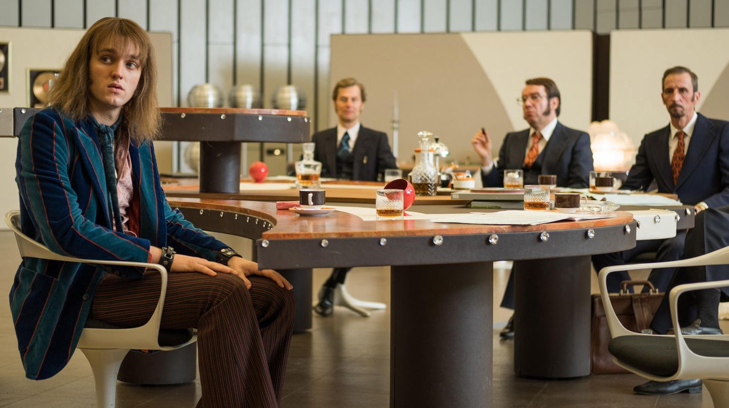 TV-Tipps: Nach den großen Erfolgen der Biopics "Bohemian Rhapsody" über Freddie Mercury und "Rocketman" über Elton John war es nur eine Frage der Zeit, wann dieser Hype auch auf Deutschland überschwappt. Regisseurin Hermine Huntgeburth ("Neue Vahr Süd") hat sich dem 2020 angenommen und mit "Lindenberg! Mach dein Ding" einen sehenswerten Film über den anderen großen Udo der deutschen Musikszene abgeliefert. Der Film konzentriert sich auf die frühen Jahre des Sängers und zeigt, wie er zu seinem eigenen Stil gefunden hat. Jan Bülow vermittelt als Hauptdarsteller einen guten Eindruck vom jungen Lindenberg. "Lindenberg! Mach dein Ding" läuft am 18. Juli im Ersten Nach den großen Erfolgen der Biopics "Bohemian Rhapsody" über Freddie Mercury und "Rocketman" über Elton John war es nur eine Frage der Zeit, wann dieser Hype auch auf Deutschland überschwappt. Regisseurin Hermine Huntgeburth ("Neue Vahr Süd") hat sich dem 2020 angenommen und mit "Lindenberg! Mach dein Ding" einen sehenswerten Film über den anderen großen Udo der deutschen Musikszene abgeliefert. Der Film konzentriert sich auf die frühen Jahre des Sängers und zeigt, wie er zu seinem eigenen Stil gefunden hat. Jan Bülow vermittelt als Hauptdarsteller einen guten Eindruck vom jungen Lindenberg. "Lindenberg! Mach dein Ding" läuft am 18. Juli im Ersten