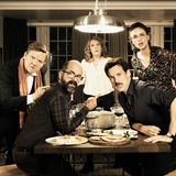 Das Drama von "Der Vorname" entfaltet sich mit einer präzisen, aber unabwendbaren Wucht. Ganz so als stamme das Drehbuch aus der Feder von Yasmina Reza ("Der Gott des Gemetzels"). Und tatsächlich basiert das von Sönke Wortmann in Szene gesetzte Werk auf dem französischen Film "Le Prénom". An einem Abend entzündet sich im Haus des Literaturprofessors Stephan (Christoph Maria Herbst) und seiner Frau Elisabeth (Caroline Peters) ein heftiger Streit, in dem nach und nach alle Lebenslügen und Geheimnisse auf den Tisch gepackt werden. Den Stein ins Rollen bringt Thomas (Florian David Fitz), der den Anwesenden eröffnet, das gemeinsame Kind mit Anna (Janina Uhse)  solle den Namen Adolf tragen. Als sich gerade alle beruhigt haben, mischt René (Justus von Dohnányi) die Runde mit einem überraschenden Bekenntnis auf.   Die ARD zeigt "Der Vorname" am 25. Juli um 20.15 Uhr