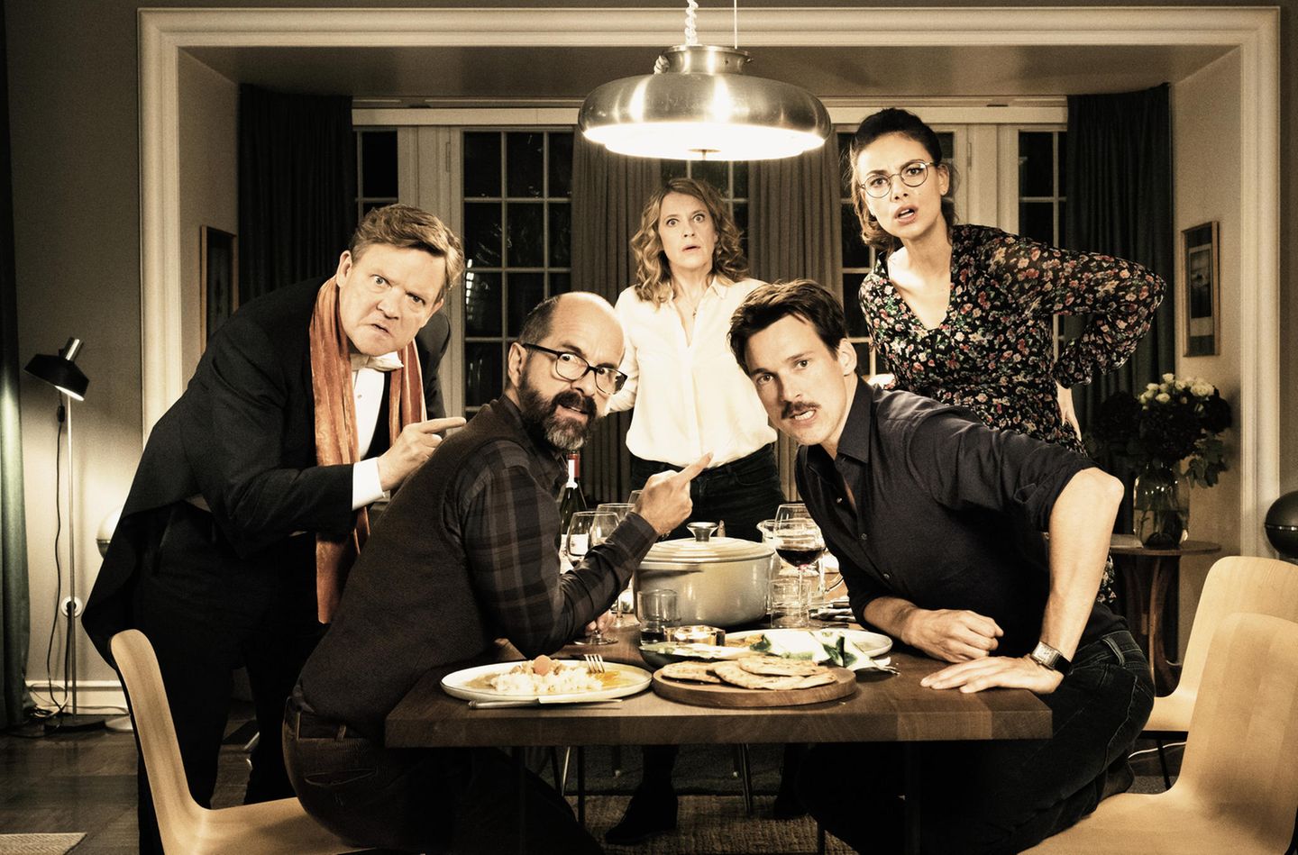 TV-Tipps: Das Drama von "Der Vorname" entfaltet sich mit einer präzisen, aber unabwendbaren Wucht. Ganz so als stamme das Drehbuch aus der Feder von Yasmina Reza ("Der Gott des Gemetzels"). Und tatsächlich basiert das von Sönke Wortmann in Szene gesetzte Werk auf dem französischen Film "Le Prénom". An einem Abend entzündet sich im Haus des Literaturprofessors Stephan (Christoph Maria Herbst) und seiner Frau Elisabeth (Caroline Peters) ein heftiger Streit, in dem nach und nach alle Lebenslügen und Geheimnisse auf den Tisch gepackt werden. Den Stein ins Rollen bringt Thomas (Florian David Fitz), der den Anwesenden eröffnet, das gemeinsame Kind mit Anna (Janina Uhse) solle den Namen Adolf tragen. Als sich gerade alle beruhigt haben, mischt René (Justus von Dohnányi) die Runde mit einem überraschenden Bekenntnis auf. Die ARD zeigt "Der Vorname" am 25. Juli um 20.15 Uhr Das Drama von "Der Vorname" entfaltet sich mit einer präzisen, aber unabwendbaren Wucht. Ganz so als stamme das Drehbuch aus der Feder von Yasmina Reza ("Der Gott des Gemetzels"). Und tatsächlich basiert das von Sönke Wortmann in Szene gesetzte Werk auf dem französischen Film "Le Prénom". An einem Abend entzündet sich im Haus des Literaturprofessors Stephan (Christoph Maria Herbst) und seiner Frau Elisabeth (Caroline Peters) ein heftiger Streit, in dem nach und nach alle Lebenslügen und Geheimnisse auf den Tisch gepackt werden. Den Stein ins Rollen bringt Thomas (Florian David Fitz), der den Anwesenden eröffnet, das gemeinsame Kind mit Anna (Janina Uhse) solle den Namen Adolf tragen. Als sich gerade alle beruhigt haben, mischt René (Justus von Dohnányi) die Runde mit einem überraschenden Bekenntnis auf. Die ARD zeigt "Der Vorname" am 25. Juli um 20.15 Uhr