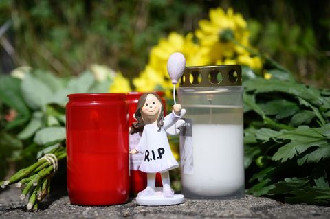 Blumen und Kerzen in der Nähe des Leichenfundorts in Salzgitter-Fredenberg