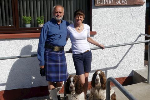 Helen Strong und Rudi Distel vor ihrem Haus in Schottland