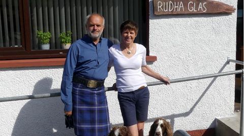 Helen Strong und Rudi Distel vor ihrem Haus in Schottland