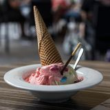 Traurig und nicht mehr allzu gut in Form sieht er aus, dieser Pinocchio in Duisburg