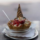 Viel Erdbeersoße auf Sahne ziert diesen Pinocchio-Becher aus Münster