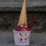 Mit einem klassischen Eisbecher hat dieses Pinocchio-Eis in Ludwigslust eher wenig zu tun