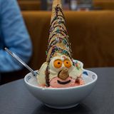 Ein sehr langer Waffelhut, Augen, Nase, Mund, freundliches Gesicht – so präsentiert sich das Pinocchio-Eis in Leipzig