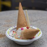 Pinocchio-Eis in Nürnberg: Eine Waffel als Hut, eine Waffel als Nase, dazwischen eine Kugel Eis und zwei Smarties als Augen