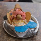 Anatomisch gesehen wirft dieses Pinocchio-Eis aus Donauwörth Fragen auf. Die Nase sitzt auf dem Mund.