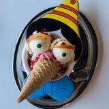 Kommt der Vorstellung der beiden Autoren von einem Pinocchio-Eis am nächsten: Augen aus Eis mit Augenbrauen aus Apfelstreif