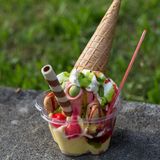 Dieser Pinocchio-Becher in Frankfurt mit Kiwisoße und Amaretto-Keksen beschert den Autoren "viele Geschmacksexplosionen"