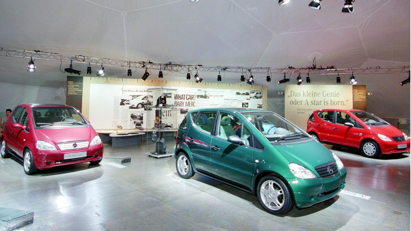 Die Präsentation der Mercedes-Benz A-Klasse (W 168) auf der IAA 1997. Im Oktober desselben Jahres erlebt die A-Klasse mit den beiden Modellen A 140 und A 160 erstmals ihre Markteinführung.