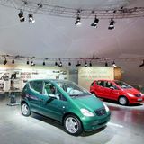 Die Präsentation der Mercedes-Benz A-Klasse (W 168) auf der IAA 1997. Im Oktober desselben Jahres erlebt die A-Klasse mit den beiden Modellen A 140 und A 160 erstmals ihre Markteinführung.