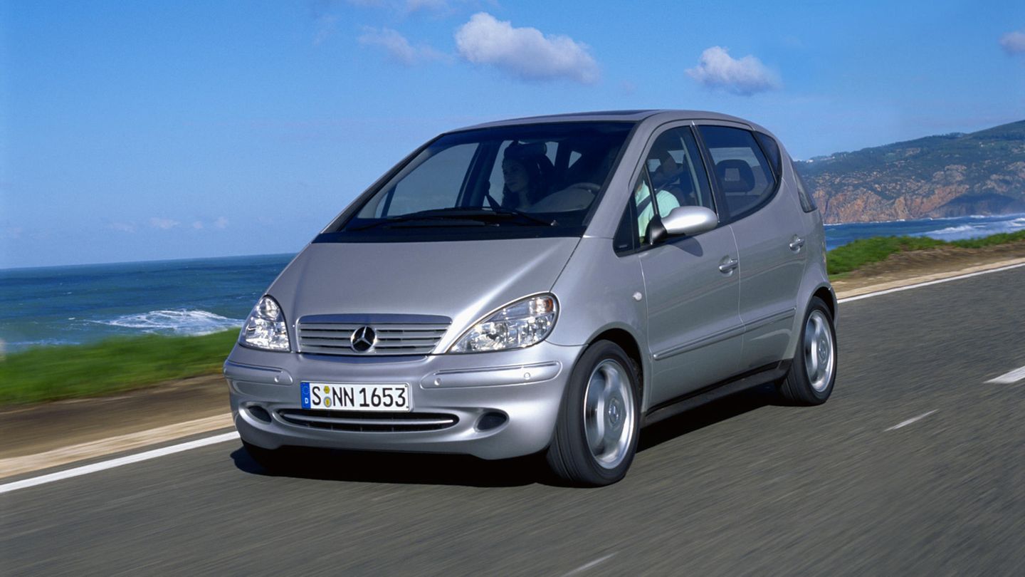 Mercedes-Benz wirbt mit einem "einzigartigen Sandwich-Konzept", bei dem Motor, Getriebe und Achsen vor und unter der Fahrgastzelle der A-Klasse untergebracht sind. Das soll im Falle eines Frontalcrashes den Motor unter den Passagierraum des Fahrzeugs drücken. Außerdem gibt Mercedes-Benz eine stabile Bodenanlage an und wirbt mit serienmäßig eingebauten Rückhaltesystemen. Insgesamt soll das Sicherheitsniveau des gerade mal 1000 Kilogramm schweren Fahrzeugs größeren Limousinen von Mercedes-Benz entsprechen.