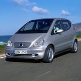 Mercedes-Benz wirbt mit einem "einzigartigen Sandwich-Konzept", bei dem Motor, Getriebe und Achsen vor und unter der Fahrgastzelle der A-Klasse untergebracht sind. Das soll im Falle eines Frontalcrashes den Motor unter den Passagierraum des Fahrzeugs drücken. Außerdem gibt Mercedes-Benz eine stabile Bodenanlage an und wirbt mit serienmäßig eingebauten Rückhaltesystemen. Insgesamt soll das Sicherheitsniveau des gerade mal 1000 Kilogramm schweren Fahrzeugs größeren Limousinen von Mercedes-Benz entsprechen.