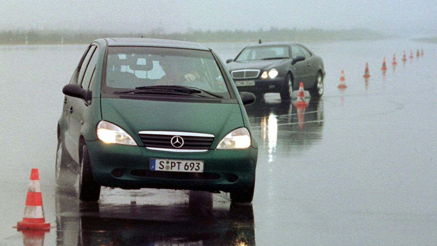 Produktionsende geplant: Der Marktstart der A-Klasse hätte für Mercedes-Benz besser laufen können: Ende Oktober 1997 kippt ein Fahrzeug beim sogenannten Elchtest in Schweden während einer Slalomfahrt um. Der Vorfall geht durch die Medien, es kommen große Zweifel an der Sicherheit des neuen Mercedes-Benz-Modells auf. Der Marktstart der A-Klasse hätte für Mercedes-Benz besser laufen können: Ende Oktober 1997 kippt ein Fahrzeug beim sogenannten Elchtest in Schweden während einer Slalomfahrt um. Der Vorfall geht durch die Medien, es kommen große Zweifel an der Sicherheit des neuen Mercedes-Benz-Modells auf.