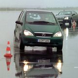 Der Marktstart der A-Klasse hätte für Mercedes-Benz besser laufen können: Ende Oktober 1997 kippt ein Fahrzeug beim sogenannten Elchtest in Schweden während einer Slalomfahrt um. Der Vorfall geht durch die Medien, es kommen große Zweifel an der Sicherheit des neuen Mercedes-Benz-Modells auf.