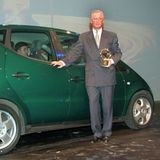 Der Leiter des Geschäftsbereiches Pkw bei Mercedes, Jürgen Hubbert, steht am 12. November 1997 in Berlin vor einem Modell der A-Klasse. Trotz des dreimonatigen Auslieferungsstopps, welcher in Folge des missglückten Elchtests ausgerufen wurde, wird die Mercedes-A-Klasse in Berlin mit dem "Goldenen Lenkrad" der Zeitung "Bild am Sonntag" (BamS) ausgezeichnet.