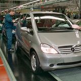 In den Produktionsstraßen des Mercedes-Werks Rastatt wird am 9. Februar mit dem serienmäßigen Einbau des Elektronischen Stabilitätsprogramms (ESP) in die A-Klasse begonnen (Foto von Februar 1998). Die Fahrdynamikregelung von Bosch ist bisher Fahrzeugen der Oberklasse vorbehalten. Nachdem der Baby-Benz beim Elchtest gekippt war, entscheidet sich der Daimler-Benz-Konzern Ende Oktober dazu, die A-Klasse serienmäßig und ohne Aufpreis für den Kunden mit ESP auszustatten. Mit dem System bleibt das Auto auch in kritischen Fahrsituationen sicher steuerbar. 