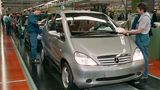 In den Produktionsstraßen des Mercedes-Werks Rastatt wird am 9. Februar mit dem serienmäßigen Einbau des Elektronischen Stabilitätsprogramms (ESP) in die A-Klasse begonnen (Foto von Februar 1998). Die Fahrdynamikregelung von Bosch ist bisher Fahrzeugen der Oberklasse vorbehalten. Nachdem der Baby-Benz beim Elchtest gekippt war, entscheidet sich der Daimler-Benz-Konzern Ende Oktober dazu, die A-Klasse serienmäßig und ohne Aufpreis für den Kunden mit ESP auszustatten. Mit dem System bleibt das Auto auch in kritischen Fahrsituationen sicher steuerbar. 
