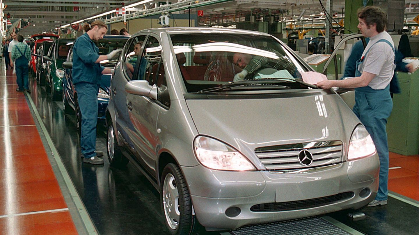Produktionsende geplant: In den Produktionsstraßen des Mercedes-Werks Rastatt wird am 9. Februar mit dem serienmäßigen Einbau des Elektronischen Stabilitätsprogramms (ESP) in die A-Klasse begonnen (Foto von Februar 1998). Die Fahrdynamikregelung von Bosch ist bisher Fahrzeugen der Oberklasse vorbehalten. Nachdem der Baby-Benz beim Elchtest gekippt war, entscheidet sich der Daimler-Benz-Konzern Ende Oktober dazu, die A-Klasse serienmäßig und ohne Aufpreis für den Kunden mit ESP auszustatten. Mit dem System bleibt das Auto auch in kritischen Fahrsituationen sicher steuerbar. In den Produktionsstraßen des Mercedes-Werks Rastatt wird am 9. Februar mit dem serienmäßigen Einbau des Elektronischen Stabilitätsprogramms (ESP) in die A-Klasse begonnen (Foto von Februar 1998). Die Fahrdynamikregelung von Bosch ist bisher Fahrzeugen der Oberklasse vorbehalten. Nachdem der Baby-Benz beim Elchtest gekippt war, entscheidet sich der Daimler-Benz-Konzern Ende Oktober dazu, die A-Klasse serienmäßig und ohne Aufpreis für den Kunden mit ESP auszustatten. Mit dem System bleibt das Auto auch in kritischen Fahrsituationen sicher steuerbar.