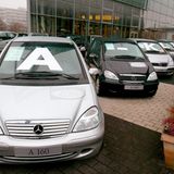 Fahrzeuge der Mercedes-Benz A-Klasse vor einem Mercedes-Benz-Autohaus in Berlin. Im Jahr 2001 hat der Autohersteller nach eigenen Angaben seit dem Produktionsstart vor vier Jahren 550.000 Fahrzeuge verkauft. Damit gehöre die A-Klasse in Deutschland und in anderen europäischen Ländern zu den meistverkauften Fahrzeugen ihrer Klasse, heißt es von Mercedes-Benz. (Archivbild)