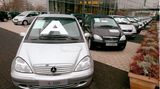 Fahrzeuge der Mercedes-Benz A-Klasse vor einem Mercedes-Benz-Autohaus in Berlin. Im Jahr 2001 hat der Autohersteller nach eigenen Angaben seit dem Produktionsstart vor vier Jahren 550.000 Fahrzeuge verkauft. Damit gehöre die A-Klasse in Deutschland und in anderen europäischen Ländern zu den meistverkauften Fahrzeugen ihrer Klasse, heißt es von Mercedes-Benz. (Archivbild)