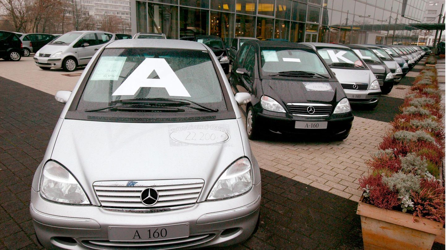 Produktionsende geplant: Fahrzeuge der Mercedes-Benz A-Klasse vor einem Mercedes-Benz-Autohaus in Berlin. Im Jahr 2001 hat der Autohersteller nach eigenen Angaben seit dem Produktionsstart vor vier Jahren 550.000 Fahrzeuge verkauft. Damit gehöre die A-Klasse in Deutschland und in anderen europäischen Ländern zu den meistverkauften Fahrzeugen ihrer Klasse, heißt es von Mercedes-Benz. (Archivbild) Fahrzeuge der Mercedes-Benz A-Klasse vor einem Mercedes-Benz-Autohaus in Berlin. Im Jahr 2001 hat der Autohersteller nach eigenen Angaben seit dem Produktionsstart vor vier Jahren 550.000 Fahrzeuge verkauft. Damit gehöre die A-Klasse in Deutschland und in anderen europäischen Ländern zu den meistverkauften Fahrzeugen ihrer Klasse, heißt es von Mercedes-Benz. (Archivbild)