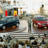 Die Weltpremiere der neuen Mercedes-Benz A-Klasse. Die zweite Generation löst ihren Vorgänger im Jahr 2004 ab und erscheint wieder nach dem "Sandwich-Prinzip". Neben der fünftürigen Ausführung kommt auch ein dreitüriges Coupé der A-Klasse auf den Markt, beide mit gleichem Radstand. Das Design soll den sportlichen Auftritt des Modells betonen.