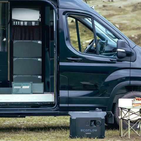 Für das Pressefoto haben die Boxen den beste  Platz im Wagen bekommen, man kann  sie aber auch verstecken.